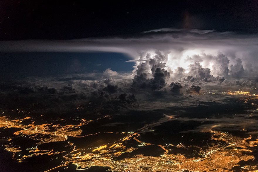 Ohnivá bouře nad Panamou, foto: Santiago Borja Lopez