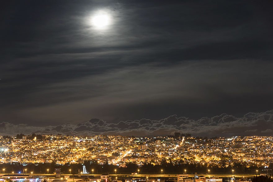 Superměsíc v ekvádorském Quito zachycený ve výšce 2 900 m, foto: Santiago Borja Lopez