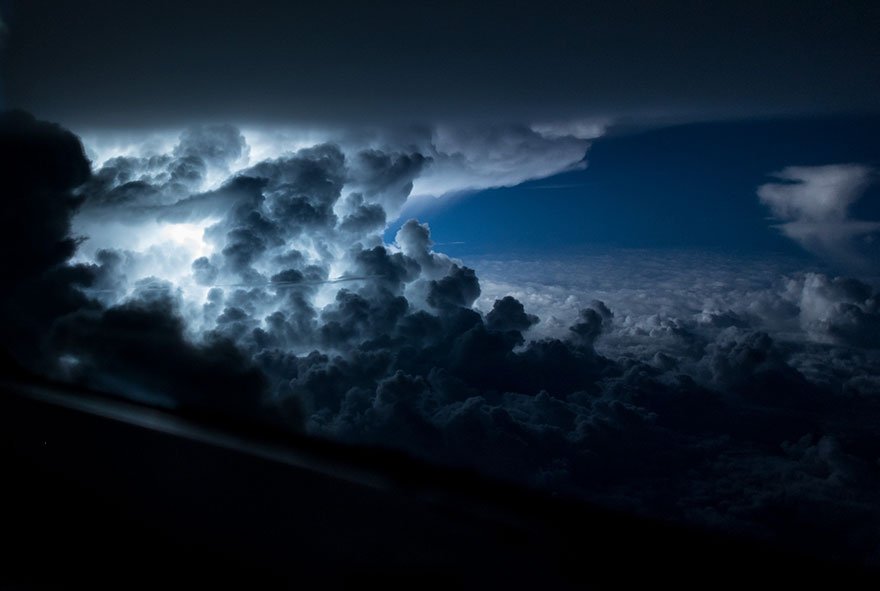 Velkolepá bouře, která se rozrůstala nad Atlantickým oceán pár kilometrů od Jamajky, foto: Santiago Borja Lopez