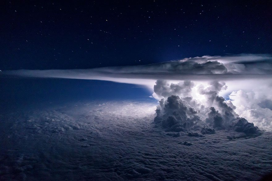 Záběr nad Tichým oceánem ve výšce 37 000 stop, foto: Santiago Borja Lopez